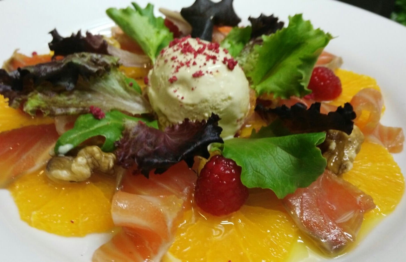 Carpaccio de Naranja con Salmón Marinado y Helado de Wasabi 2