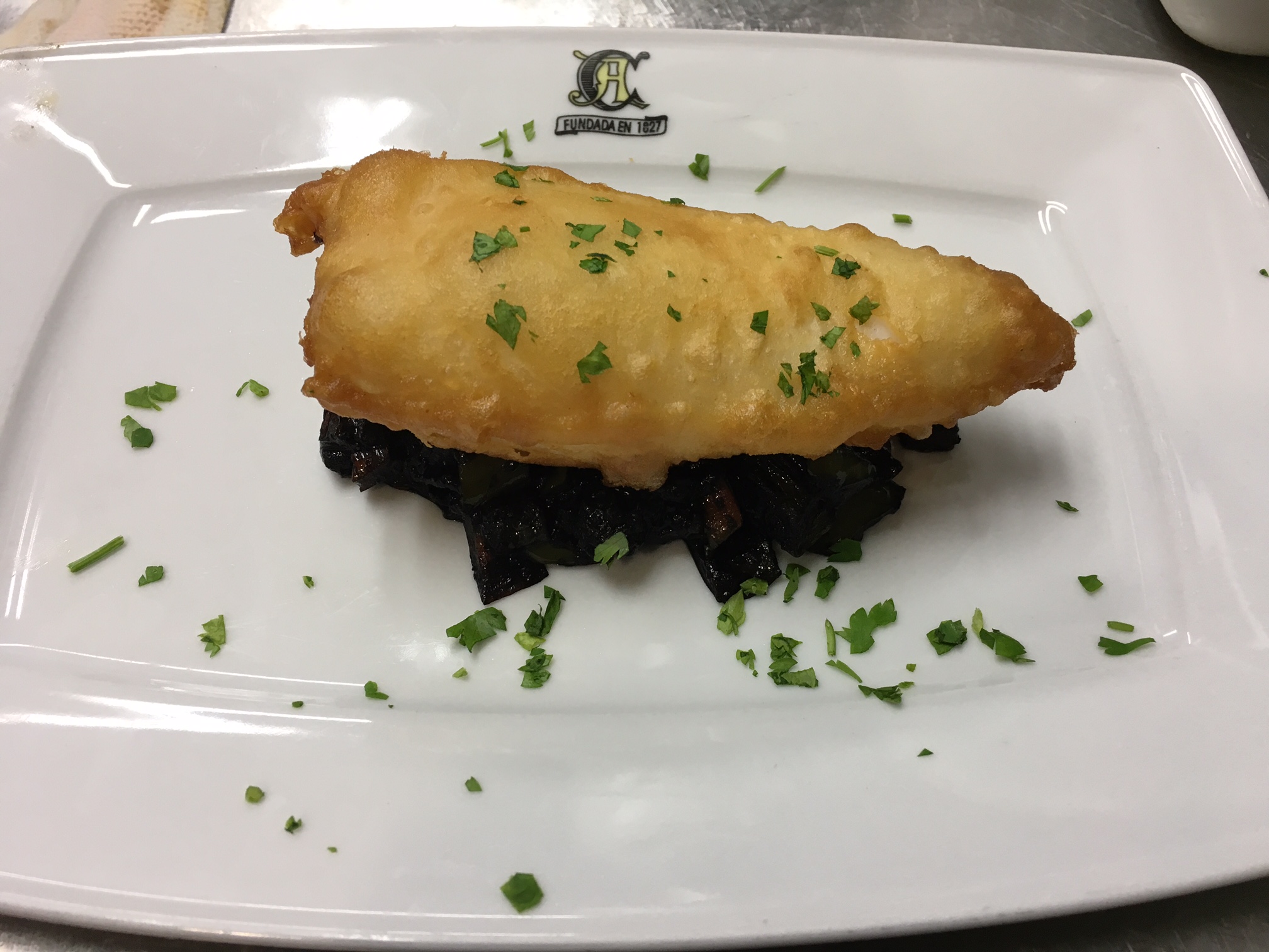 Chipirón en Tempura con Pisto Negro